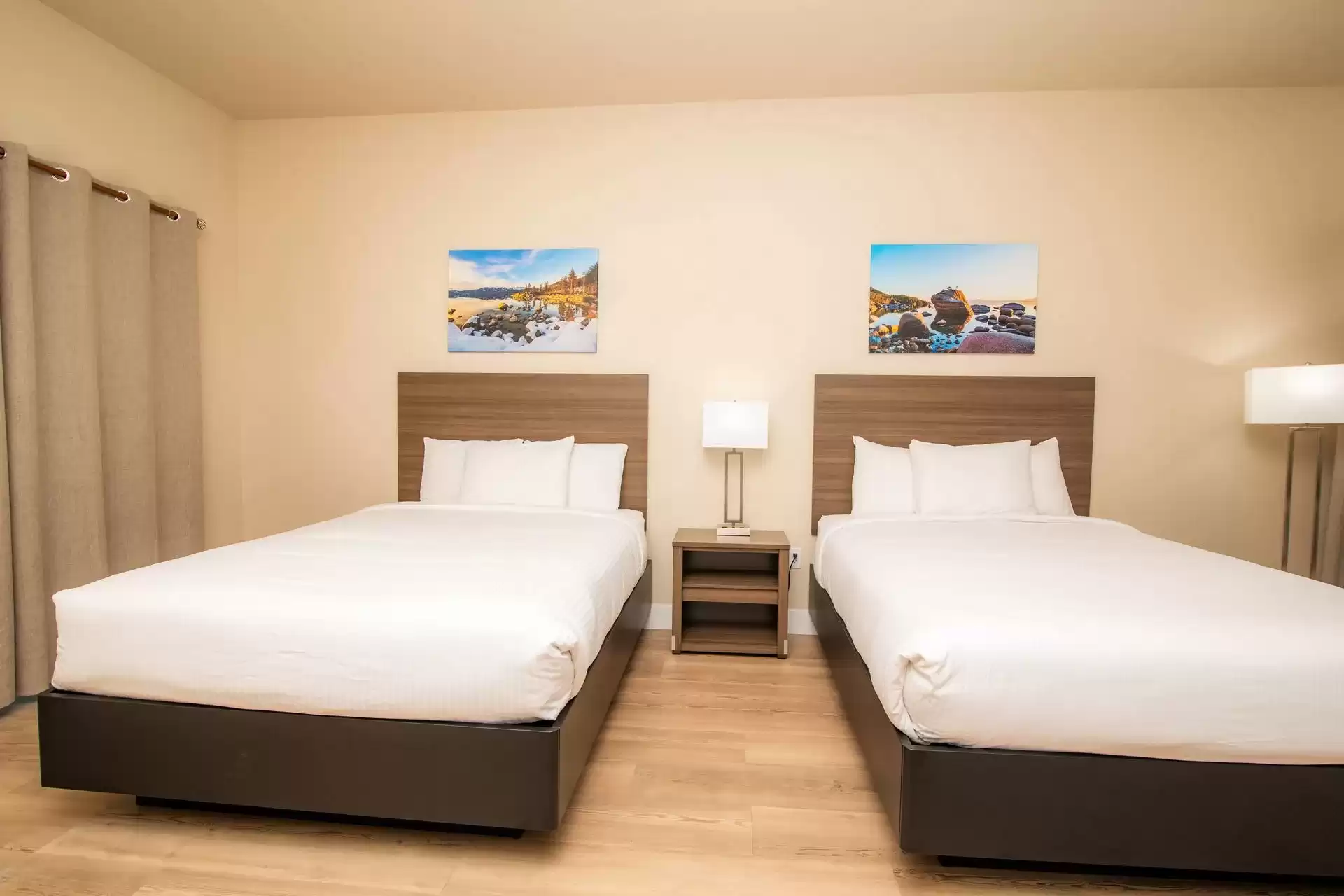 Book a queen-size bedroom in California: Westhaven Inn 