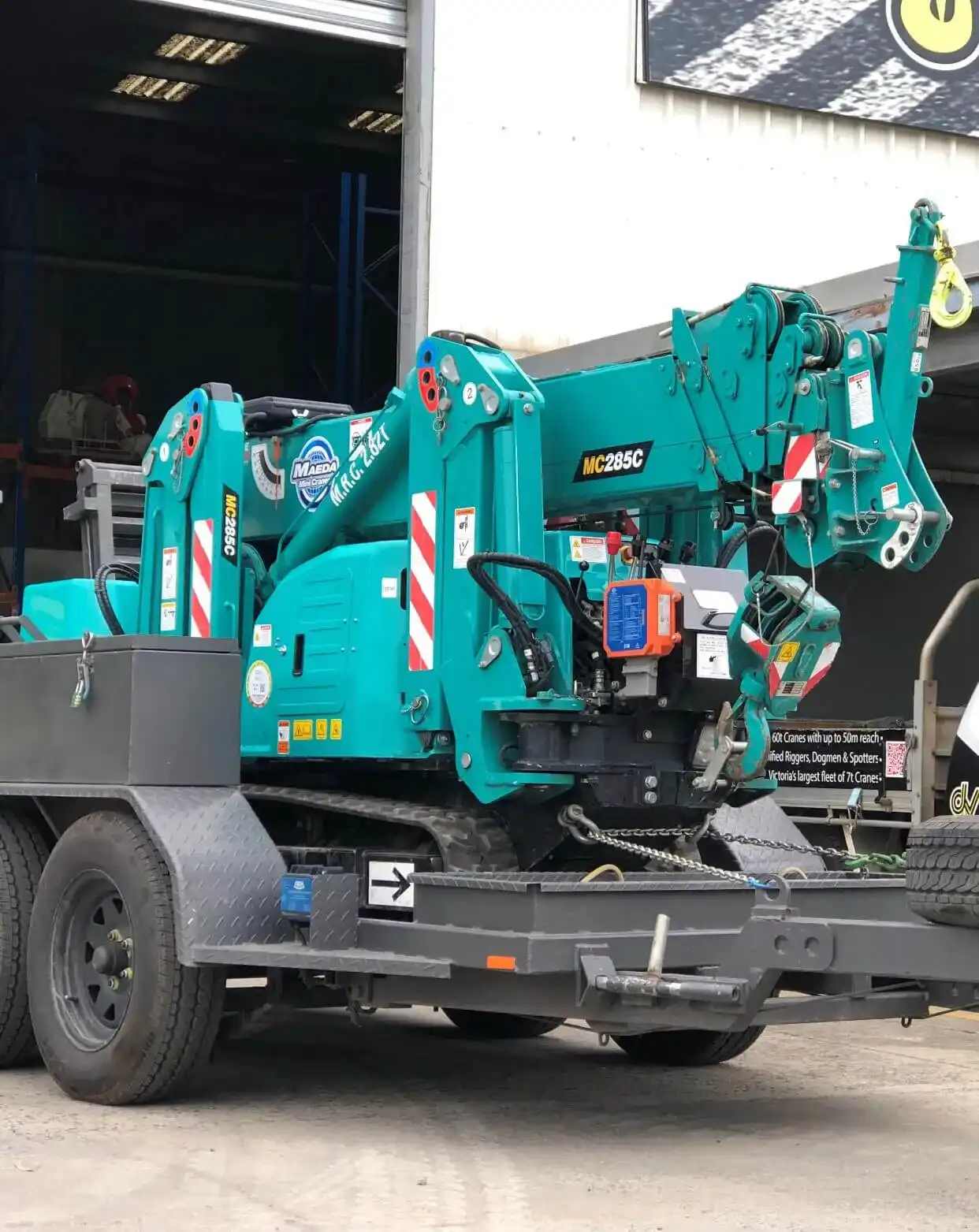 Choose a Mini Crawler Crane for Populated Sites